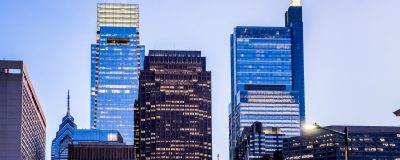 国漫网在线都市恋爱题材动漫推荐封面，现代都市背景下两位主角相视而笑，画风清新温馨
